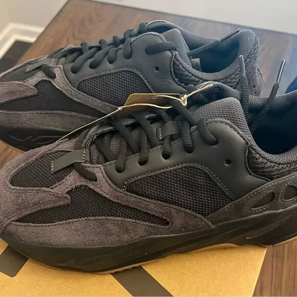 NIOB Yeezy 700 Boost Utility Black 2022 reissue Men’s size 8 sneaker.